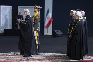 ادای احترام مقامات و مسئولان خارجی عمان به پیکر امام شهید 