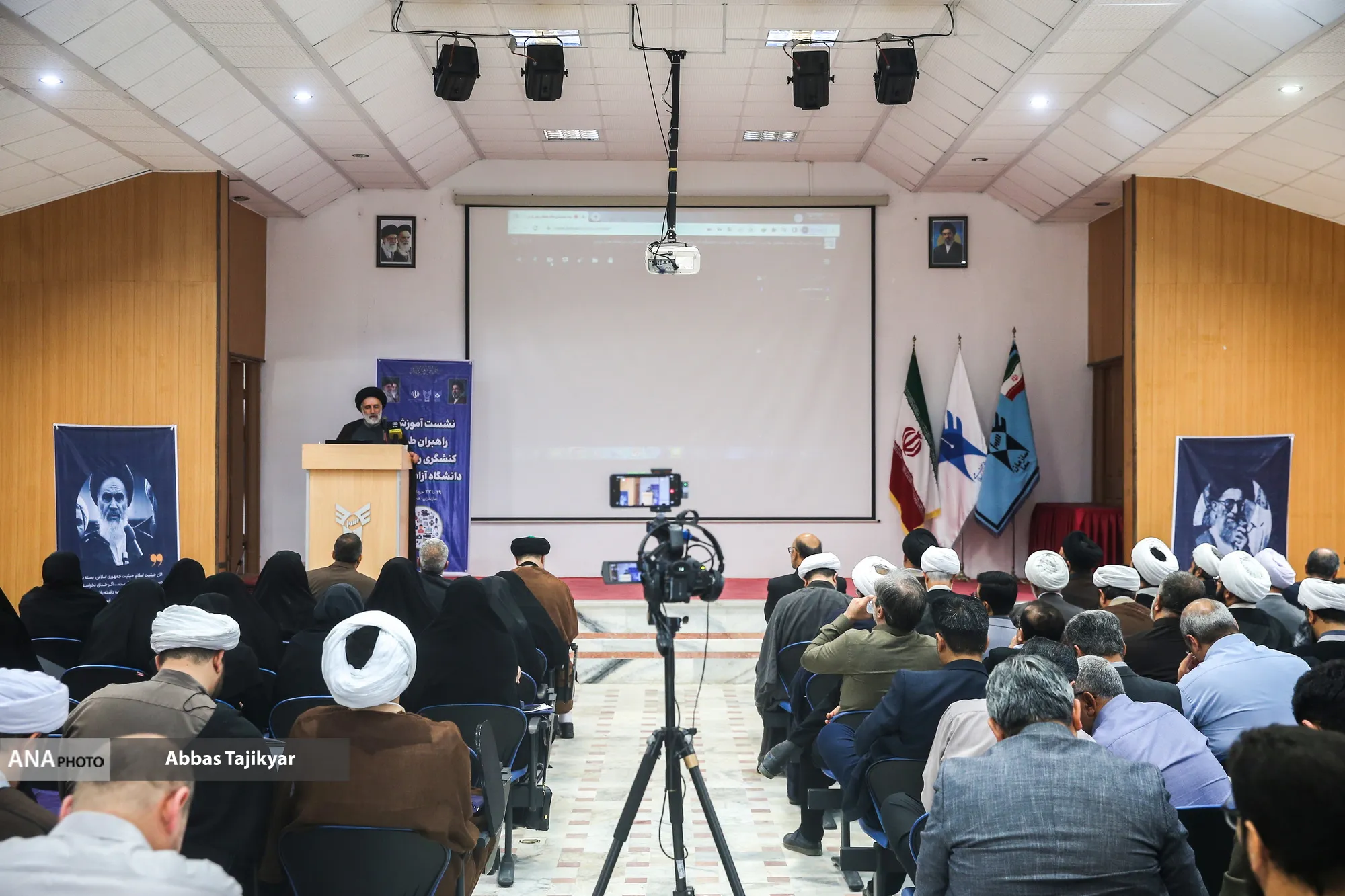 تشریح ساختار «هستههای کنشگری» در نشست توجیهی قرارگاه رسانهای دانشگاه آزاد تشریح ساختار «هستههای کنشگری» در نشست توجیهی قرارگاه رسانهای دانشگاه آزاد