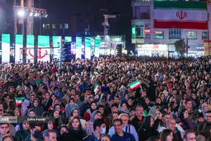 رونمایی از مجسمه &laquo;زانو زنندگان برابر ایران&raquo; در میدان انقلاب اسلامی