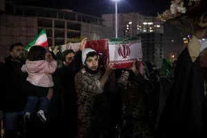 وداع با پیکر شهدای ناوشکن دنا در میدان دریاچه