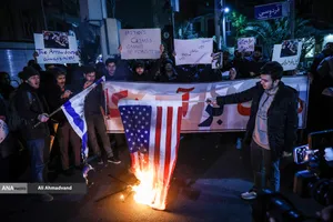 تجمع مردمی و دانشجویی مقابل سفارت انگلیس