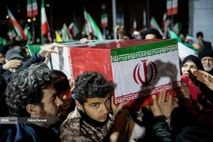 وداع با پیکر شهدای ناوشکن دنا در میدان دریاچه