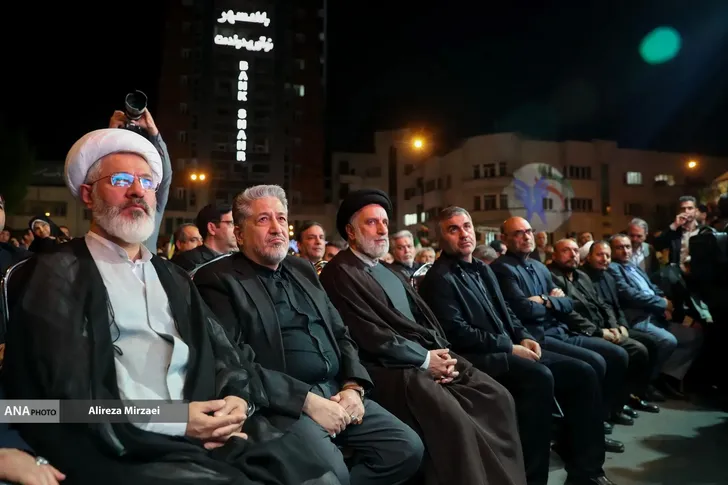 تجمع أسرة جامعة آزاد الإسلامية لتجديد البيعة لقائد الثورة في طهران
