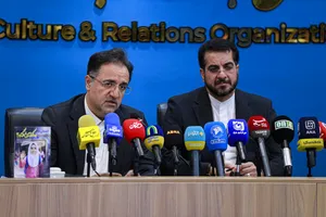  حسین دیوسالار معاون توسعه همکاری&zwnj;های علمی و فرهنگی سازمان فرهنگ و ارتباطات اسلامی و محمدحسین حجازی مدیرعامل منطقه فرهنگی و گردشگری عباس&zwnj;آباد در مراسم رونمایی از پوستر مسابقه بین&zwnj;المللی نقاشی &laquo;سورنا&raquo; با موضوع &laquo;ایران از نگاه کودکان ایرانی داخل و خارج از کشور&raquo;