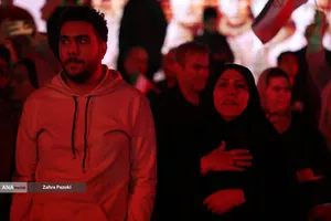 رونمایی از مجسمه &laquo;زانو زنندگان برابر ایران&raquo; در میدان انقلاب اسلامی