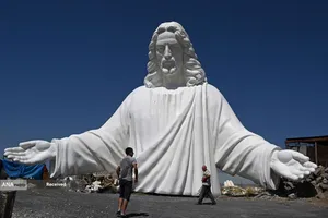 ساخت مجسمه عیسی مسیح توسط آرمن سامولیانه، مجسمه ساز ارمنی به ارتفاع 33 متر در کارگاهی در ایروان، ارمنستان