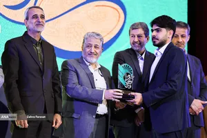 تجلیل از برگزیدگان سی و نهمین دوره جشنواره قرآن و عترت دانشجویان توسط بیژن رنجبر، رئیس دانشگاه آزاد اسلامی