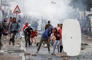 تظاهرات مردم علیه مقامات راهنمایی و رانندگی در کیپ تاون، آفریقای جنوبی