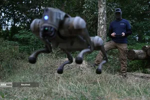 یک اپراتور با علامت تماس یوری، توانایی های یک سگ ربات را در مکانی نامعلوم در اوکراین نشان می دهد
