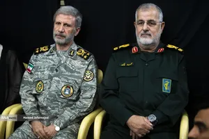 سرلشکر محمد پاک پور فرمانده کل سپاه پاسداران و سرلشکر امیر حاتمی فرمانده کل ارتش در مراسم گرامیداشت چهلمین روز درگذشت شهید سپهبد محمد باقری (محمد حسین افشردی) و همسر وی ( اشرف افشردی) و دختر این فرمانده عزیز (فرشته افشردی)