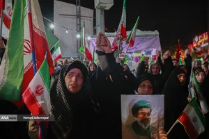 مراسم وداع با پیکر مادر شهیدان افراسیابی در چهارراه نبرد خیابان پیروزی