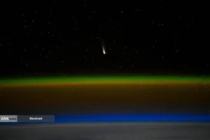 نمایی از یک شی دنباله دار به نام Tsuchinshan-ATLAS از ایستگاه فضایی بین المللی