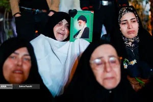 مراسم عزاداری در سوگ رهبر شهید انقلاب - میدان انقلاب تهران
