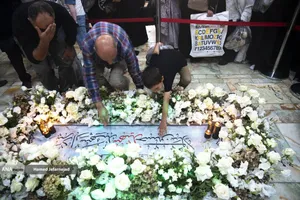 اجتماع مردم کنار مزار شهید سپهبد سلامی در ایام اربعین فرمانده دلاور سپاه اسلام