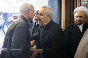 محمدباقر قالیباف رئیس مجلس شورای اسلامی در مراسم گرامیداشت چهلمین روز درگذشت شهید سپهبد محمد باقری (محمد حسین افشردی) و همسر وی ( اشرف افشردی) و دختر این فرمانده عزیز (فرشته افشردی)