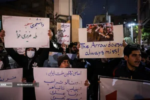 تجمع مردمی و دانشجویی مقابل سفارت انگلیس