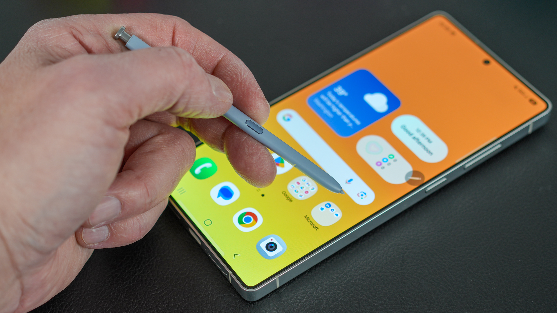 دوربین ۲۰۰ مگاپیکسلی و هوش مصنوعی در کالبد تیتانیومی S۲۵ اولترا می‌درخشند /دپوی عید - ۲۹ اسفند