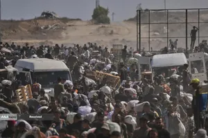 مردم گرسنه غزه برای رسیدن به کمک&zwnj;های غذایی، کیلومترها پیاده&zwnj;روی می&zwnj;کنند