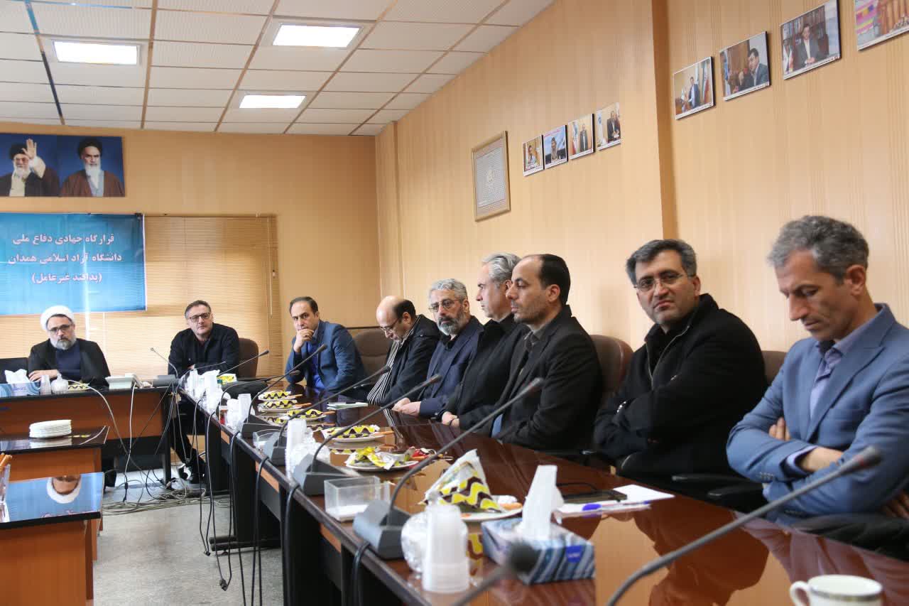 دشمن قصد تجزیه کشور را دارد / موکب دانشگاه آزاد همدان در میدان جهاد (دانشگاه) فعال است