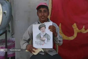 پیاده روی زائرین اربعین حسینی به یاد رهبر شهید انقلاب