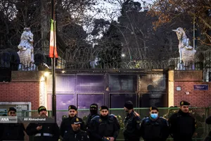 تجمع مردمی و دانشجویی مقابل سفارت انگلیس