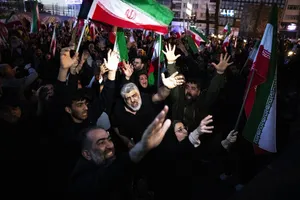  اجتماع مردم تهران در پی خبر شهادت حضرت آیت الله العظمی امام خامنه ای رحمته الله علیه رهبر عظیم الشان انقلاب اسلامی ایران