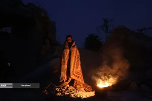 یک پسر فلسطینی در حالی که روی آوار ساختمانی در اردوگاه بوریج، نوار غزه 