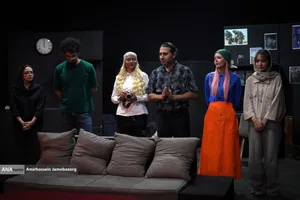 نمایش &laquo;لحظه درنگ می&zwnj;کند&raquo;