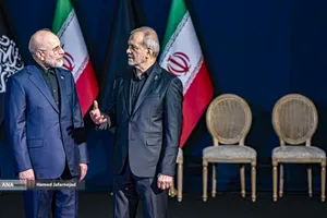 مسعود پزشکیان رییس جمهور و محمدباقر قالیباف رییس مجلس در مراسم ادای احترام مقامات و مسئولان خارجی به پیکر امام شهید 