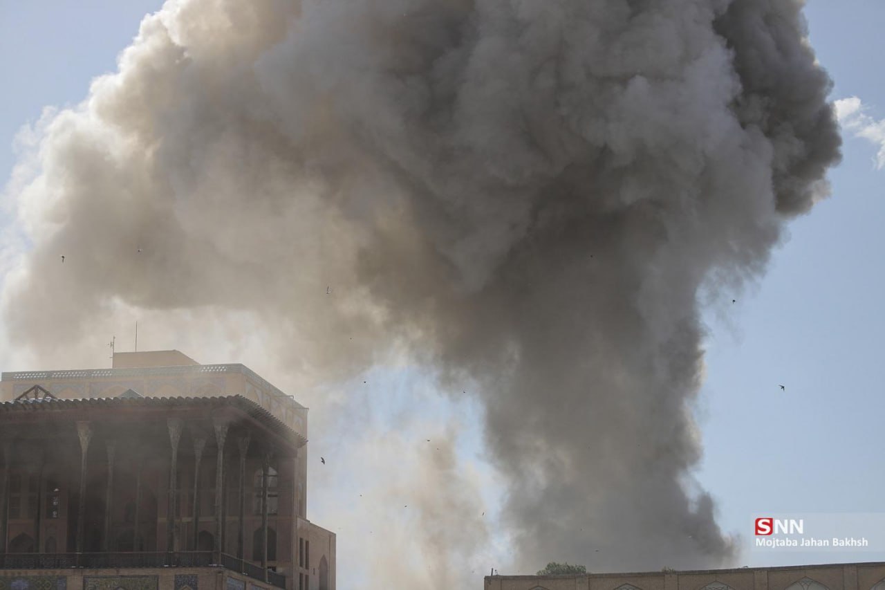 حمله به استانداری اصفهان به میراث جهانی صفوی آسیب زد؛ شیشه‌های عالی‌قاپو شکست