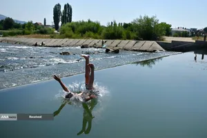 شنای پسری برای خنک شدن در رودخانه ایبار در میتروویکا کوزوو 