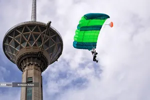  پرش چتربازان از برج میلاد به مناسبت ۱۲ فروردین 