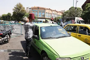 راننده تاکسی در حال نوشیدن آب در گرمای تابستان