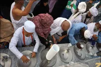 هشدار به زائران عمره؛ حمل آب زمزم در چمدان‌ها ممنوع