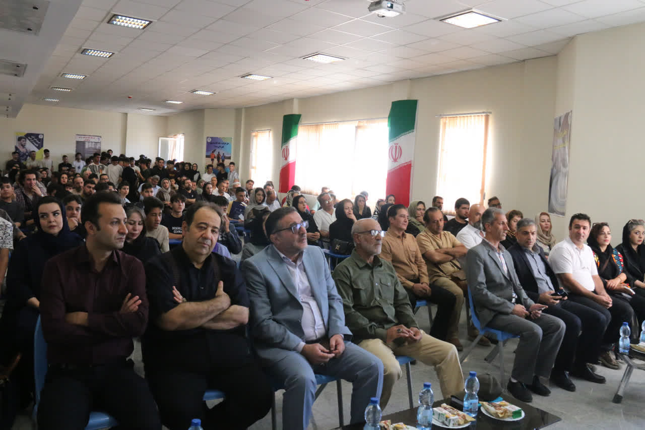 زنگ آغاز سال تحصیلی در هنرستان سمای دهکده مهارتی دانشگاه آزاد همدان نواخته شد