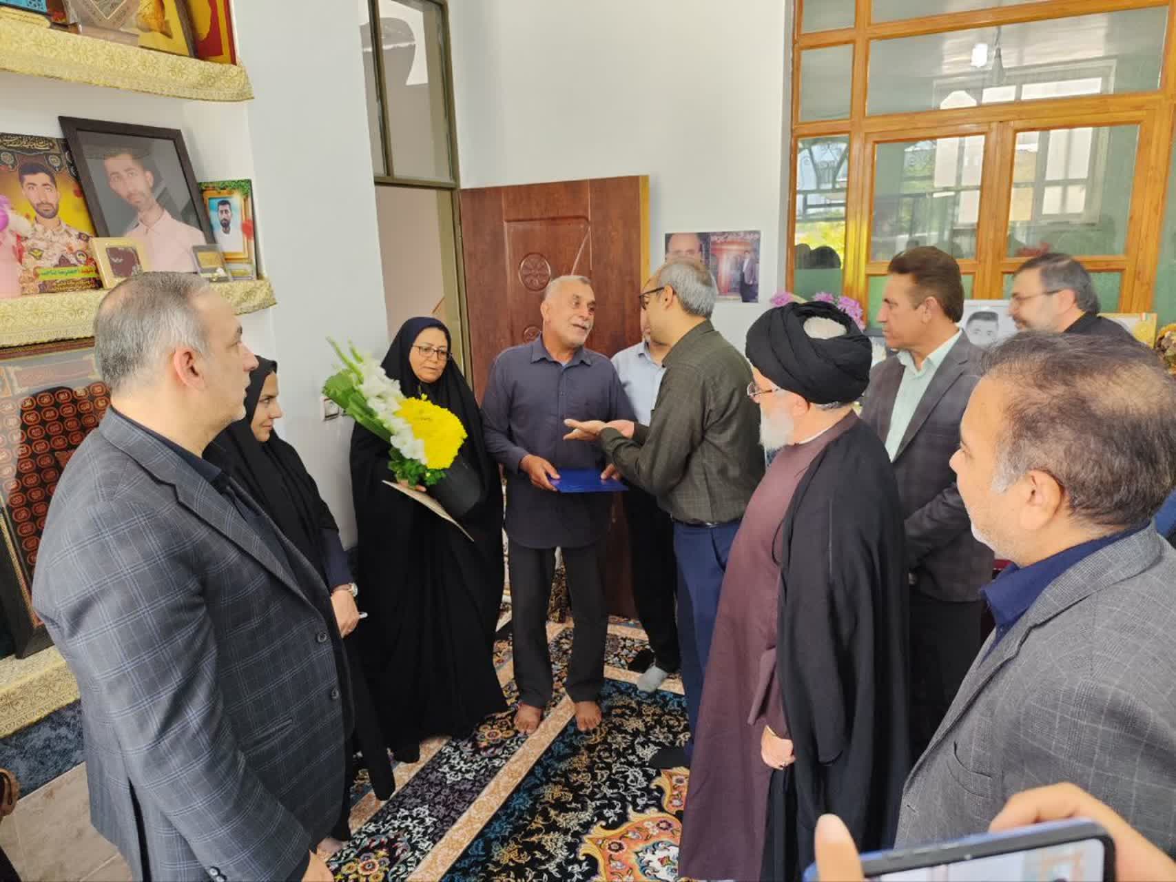 دیدار مسئولان دانشگاه آزاد اسلامی استان فارس با خانواده دانشجوی شهید در شهرستان خفر