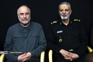 محمدباقر قالیباف رئیس مجلس شورای اسلامی و سرلشکر سیدعبدالرحیم موسوی رئیس ستادکل نیروهای مسلح در مراسم گرامیداشت چهلمین روز درگذشت شهید سپهبد محمد باقری (محمد حسین افشردی) و همسر وی ( اشرف افشردی) و دختر این فرمانده عزیز (فرشته افشردی)