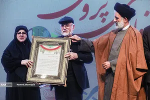 تجلیل از پدر و مادر شهید مجید تجن&zwnj;جاری نخبه علمی هوش مصنوعی که در تاریخ ۲۳ خرداد ۱۴۰۴ در پی حمله تروریستی رژیم صهیونیستی به مناطق مسکونی تهران به شهادت رسید. 