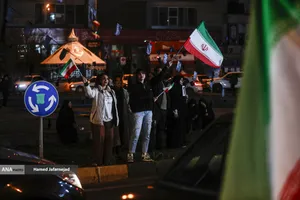 مراسم وداع با شهدای ناوشکن دنا و حمایت از نیروهای مسلح با حضور دکتر بیژن رنجبر و دانشگاهیان دانشگاه آزاد اسلامی استان تهران و اقشار مختلف مردم - میدان فردوسی تهران