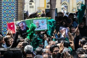 تشییع و تدفین پیکر مطهر دانشمند هسته&zwnj;ای شهید محمدمهدی طهرانچی رییس دانشگاه آزاد اسلامی و همسر گرانقدرش شهیده مژگان قراویری در حرم حضرت عبدالعظیم حسنی(ع)