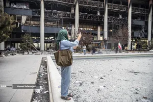 بازدید خبرنگاران خارجی از آثار به&zwnj;جامانده از حمله موشکی رژیم صهیونیستی به ساختمان شیشه ای صدا و سیما که در تاریخ ۲۴ تیرماه صورت گرفت