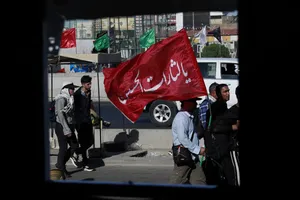 پیاده روی زائرین اربعین حسینی به یاد رهبر شهید انقلاب