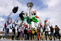 پرش چتربازان از برج میلاد به مناسبت ۱۲ فروردین