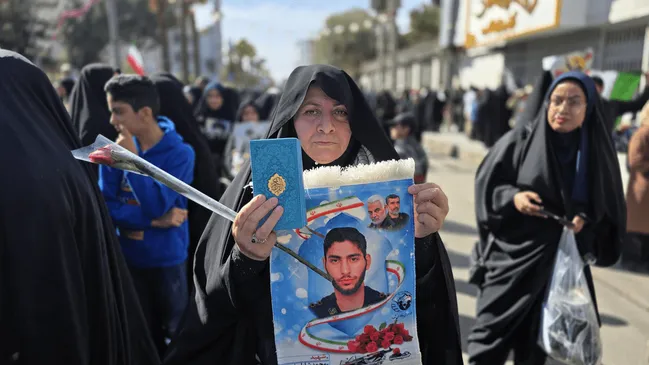 تصویری زنده از پیوند ایمان و مردم با انقلاب اسلامی؛ قرآن‌ها بالا رفت + فیلم و عکس