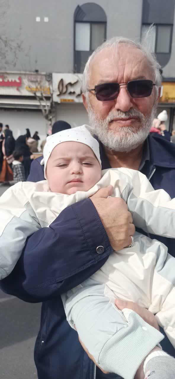 فرزندان شهدا با عکس پدران خود سالگرد انقلاب را جشن گرفتند