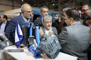 دکتر بیژن رنجبر رییس دانشگاه آزاد اسلامی در مراسم افتتاحیه سومین دوره نمایشگاه فناوری و نوآوری فن نما 1404