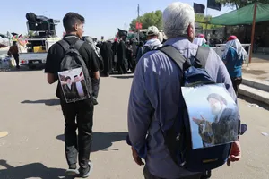 پیاده روی زائرین اربعین حسینی به یاد رهبر شهید انقلاب