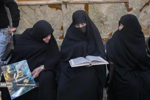 همسر شهید سلامی در کنار مزار شهید سپهبد سلامی 