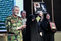 اعطای نشان فداکاری با حضور فرمانده کل ارتش
