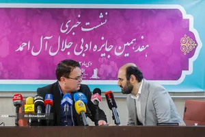 ابراهیم حیدری مدیرعامل خانه کتاب و ادبیات ایران و حامد محقق معاون شعر و داستان خانه کتاب و ادبیات ایران
